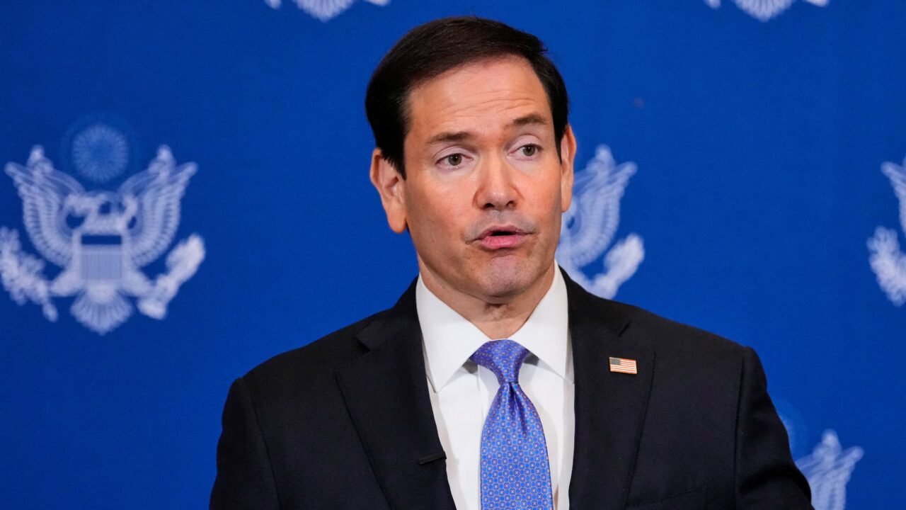 Marco Rubio calificó de “muy serio” el incidente en una base de EEUU en Reino Unido y dijo que hubo un “actor extranjero”