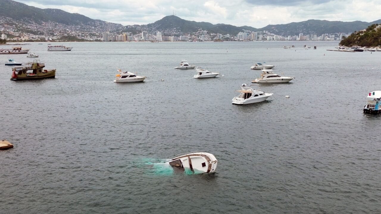 Polo se convirtió en uno de los huracanes más potentes de las últimas décadas y amenaza la costa mexicana