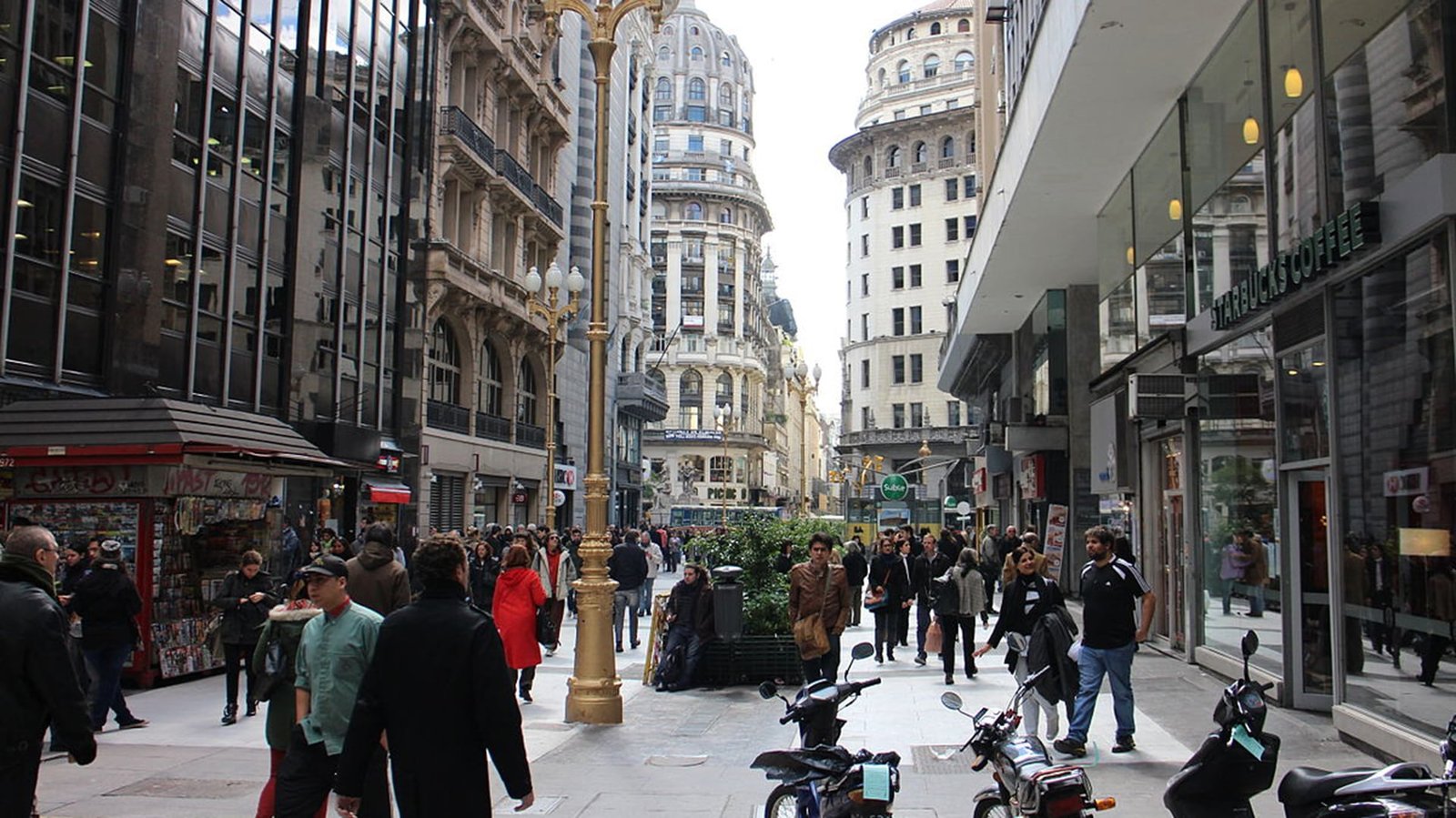 Caminaba por calle Florida, tropezó con una baldosa floja y se fracturó: 14 años después, la Justicia ordenó indemnizarla