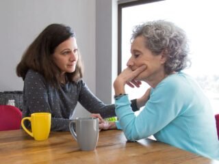 Qué significa desviar la mirada al hablar, según la psicología