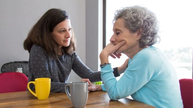 Qué significa desviar la mirada al hablar, según la psicología