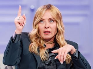 Meloni limita a los alumnos que no hablan italiano y prohíbe el burka y el niqab en las aulas