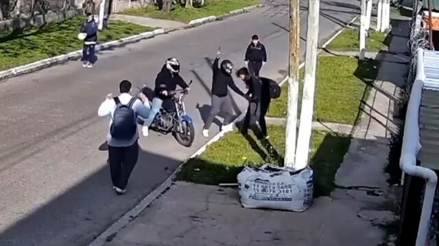 Video: motochorros robaron y golpearon a un grupo de chicos con autismo en González Catán