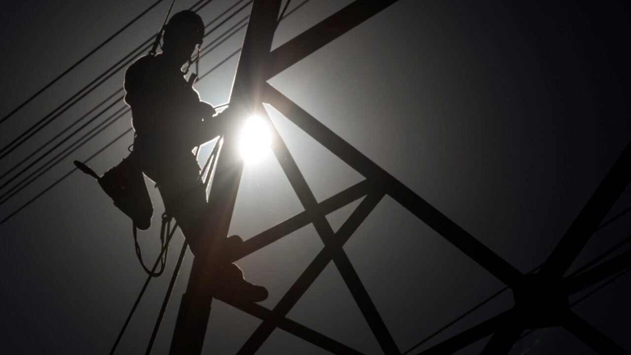 Ejecutivos de empresa proponen ajustes para fortalecer la reforma del sector eléctrico en Panamá