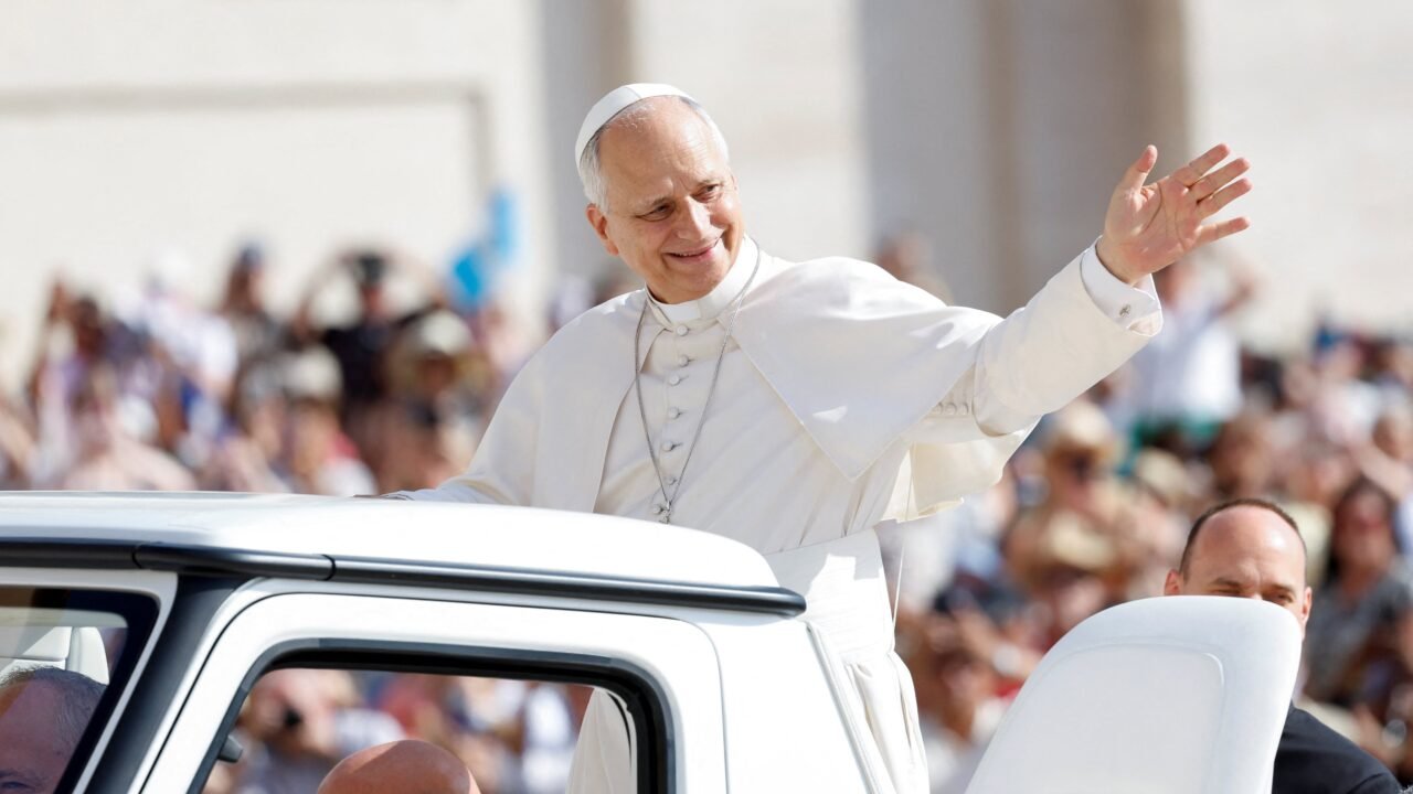 El papa León XIV inicia su gira por Francia con la inmigración y la muerte asistida como principales ejes