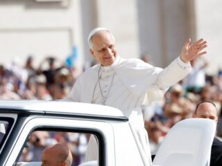 El papa León XIV inicia su gira por Francia con la inmigración y la muerte asistida como principales ejes