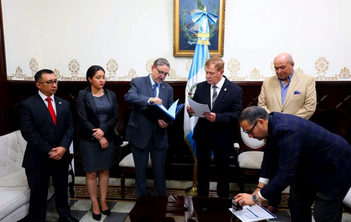 El Congreso de Guatemala recibe la nómina de seis aspirantes a contralor general para el período 2026-2030