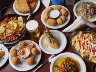 Los restaurantes donde los vecinos ya tienen su mesa, su plato y hasta su ritual: “Conocemos a alguien por su perro antes que por su nombre”