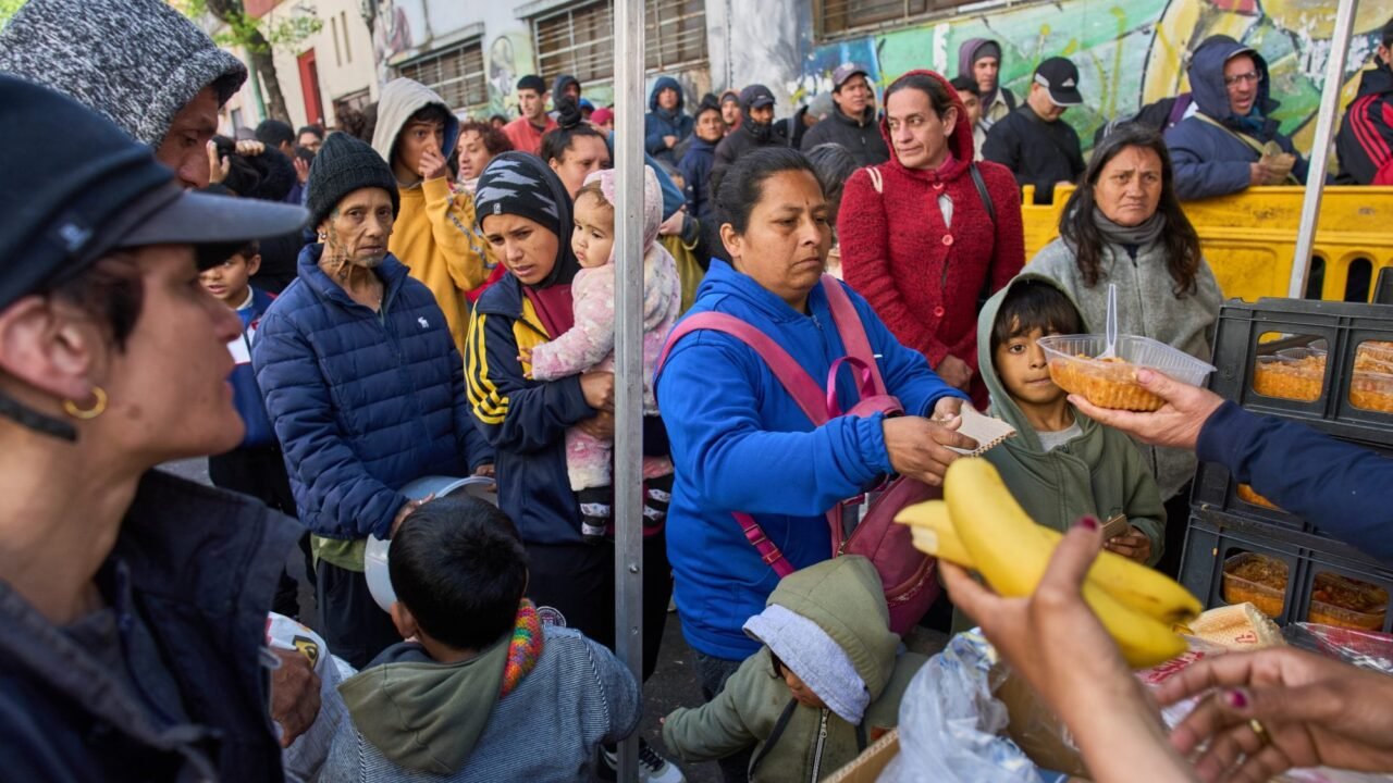 El Gobierno admite que habrá una suba de la pobreza que se conocerá hoy, pero dice que bajará para fin de año