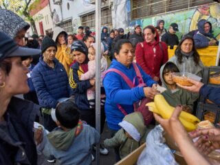 El Gobierno admite que habrá una suba de la pobreza que se conocerá hoy, pero dice que bajará para fin de año