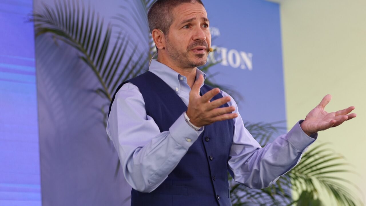 Pablo Ferrero, especialista en medicina del sueño: “Hay que probar el colchón varios minutos antes de comprarlo y elegir uno que mantenga la curvatura natural de la columna”