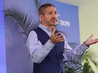Pablo Ferrero, especialista en medicina del sueño: “Hay que probar el colchón varios minutos antes de comprarlo y elegir uno que mantenga la curvatura natural de la columna”