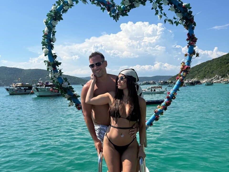Se conocieron en un reality show para encontrar pareja, pero él la rechazó; ¿podría conquistarla cuando se apagaran las cámaras?
