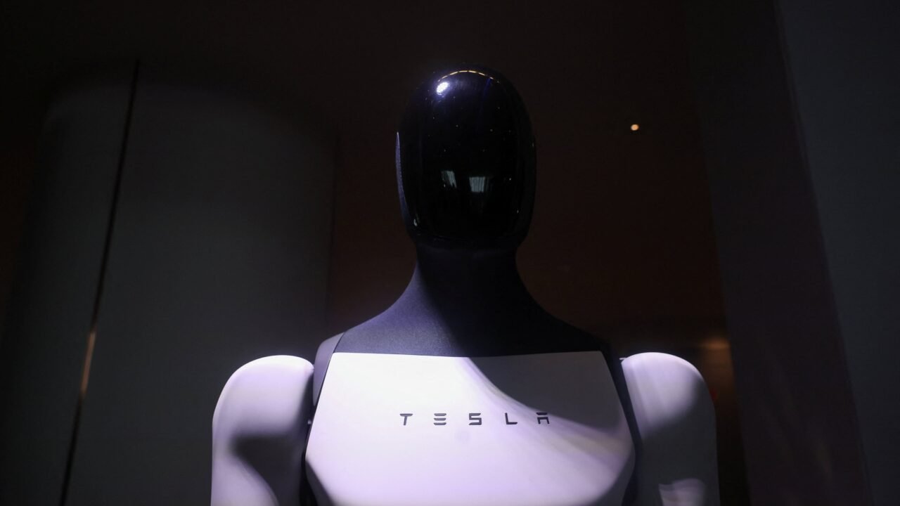 Tesla quiere entrenar un robot registrando los movimientos de sus trabajadores: los empleados se niegan
