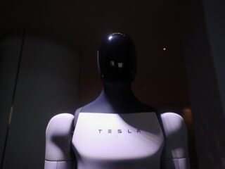 Tesla quiere entrenar un robot registrando los movimientos de sus trabajadores: los empleados se niegan