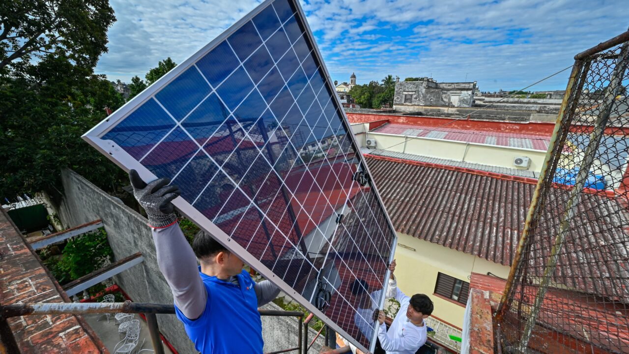 Una caravana italiana lleva energía solar a Cuba ante colapso eléctrico