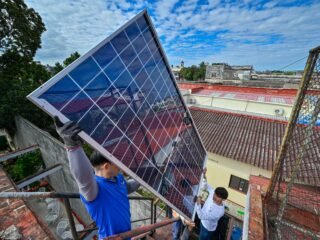 Una caravana italiana lleva energía solar a Cuba ante colapso eléctrico