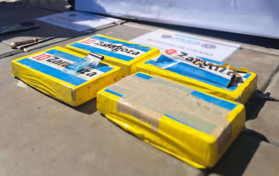 Detuvieron a dos hombres que jugaban por la calle con un cuchillo: en su mochila escondían más de cuatro kilos de cocaína
