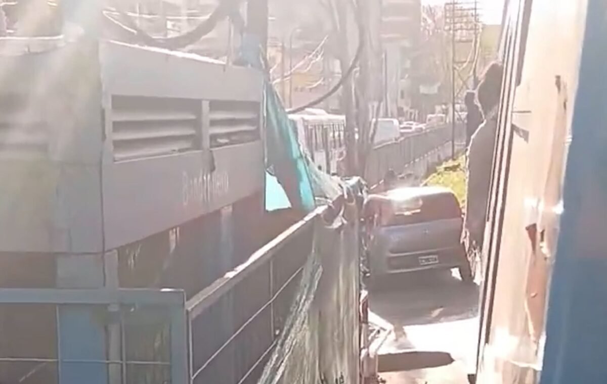 Problemas con el Tren Sarmiento: demoras y cancelaciones por choque en la estación Ramos Mejía