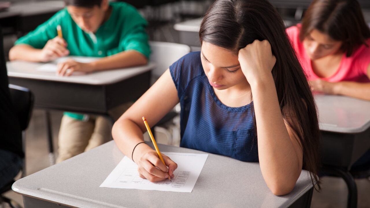Un nuevo informe alerta sobre “el deterioro del aprendizaje y la caída en el desempeño cognitivo” de los estudiantes