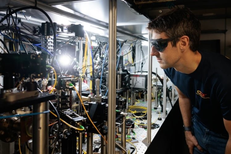 Crearon el reloj más preciso del mundo: puede tardar más que la edad del universo en perder un segundo