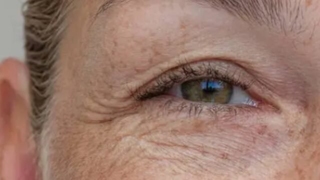 El truco definitivo de las maquilladoras para eliminar el párpado caído y abrir la mirada