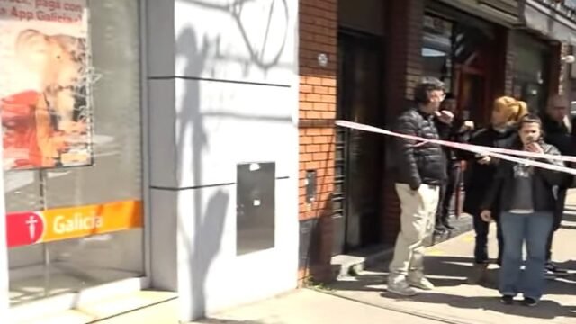 Terror en La Matanza: un ladrón disparó durante un robo a un banco y los propios clientes lo redujeron