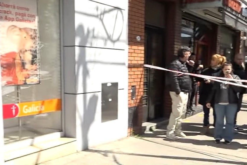 Terror en La Matanza: un ladrón disparó durante un robo a un banco y los propios clientes lo redujeron