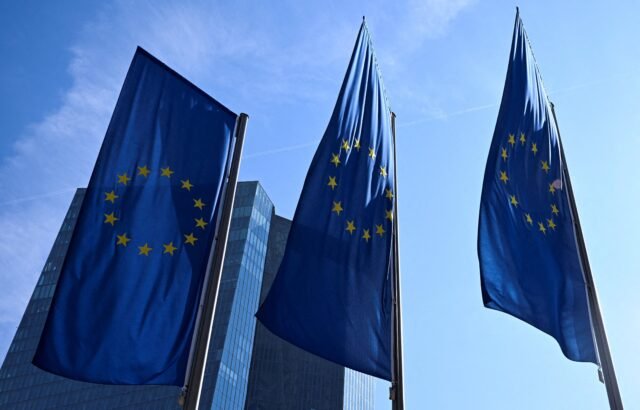 La UE prorrogó tres años las sanciones contra Rusia a cambio de retirar de la lista a los oligarcas Usmanov y Fridman