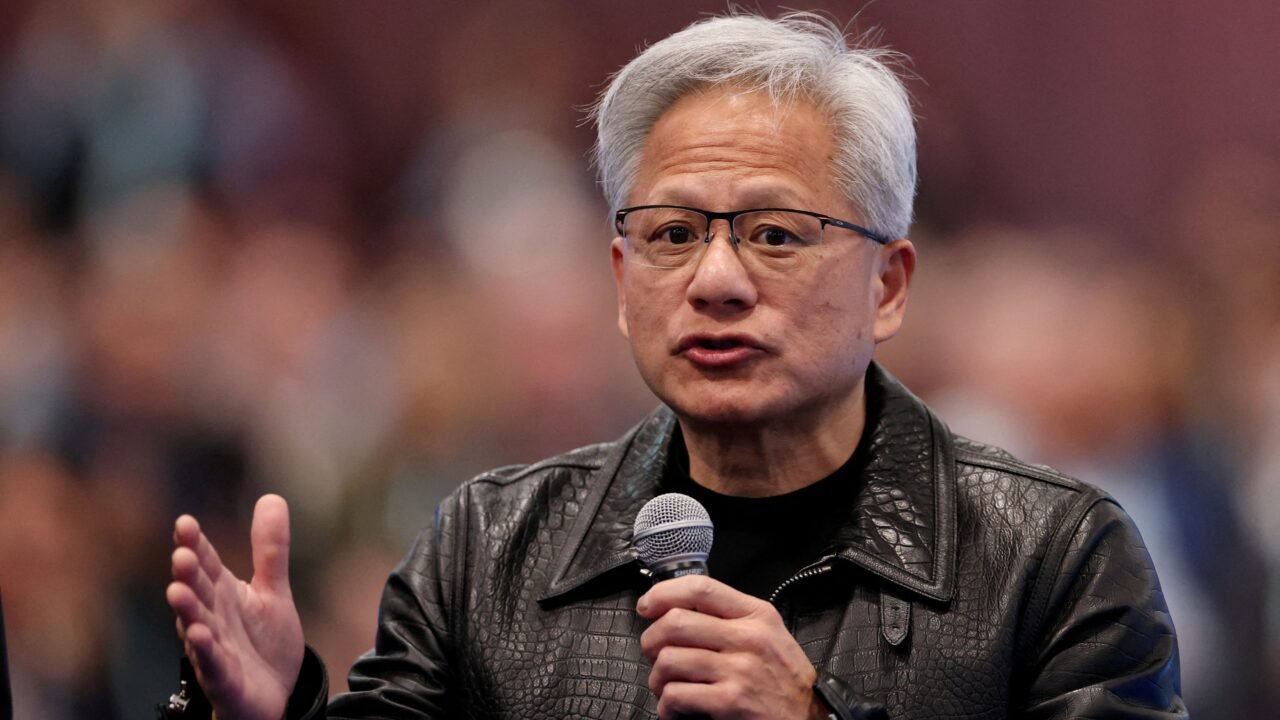CEO de Nvidia, Jensen Huang, cree que la IA hará que usemos “combustibles fósiles ya que no contamos con suficiente energía”