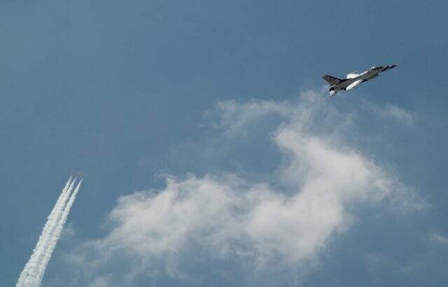 Un caza F-16 de la Fuerza de Estados Unidos se estrelló cerca de una base en Alemania y dejó un herido