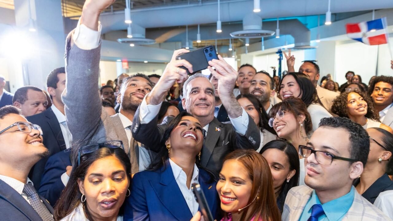 Abinader anunció 300 becas para jóvenes dominicanos que residen en Nueva York