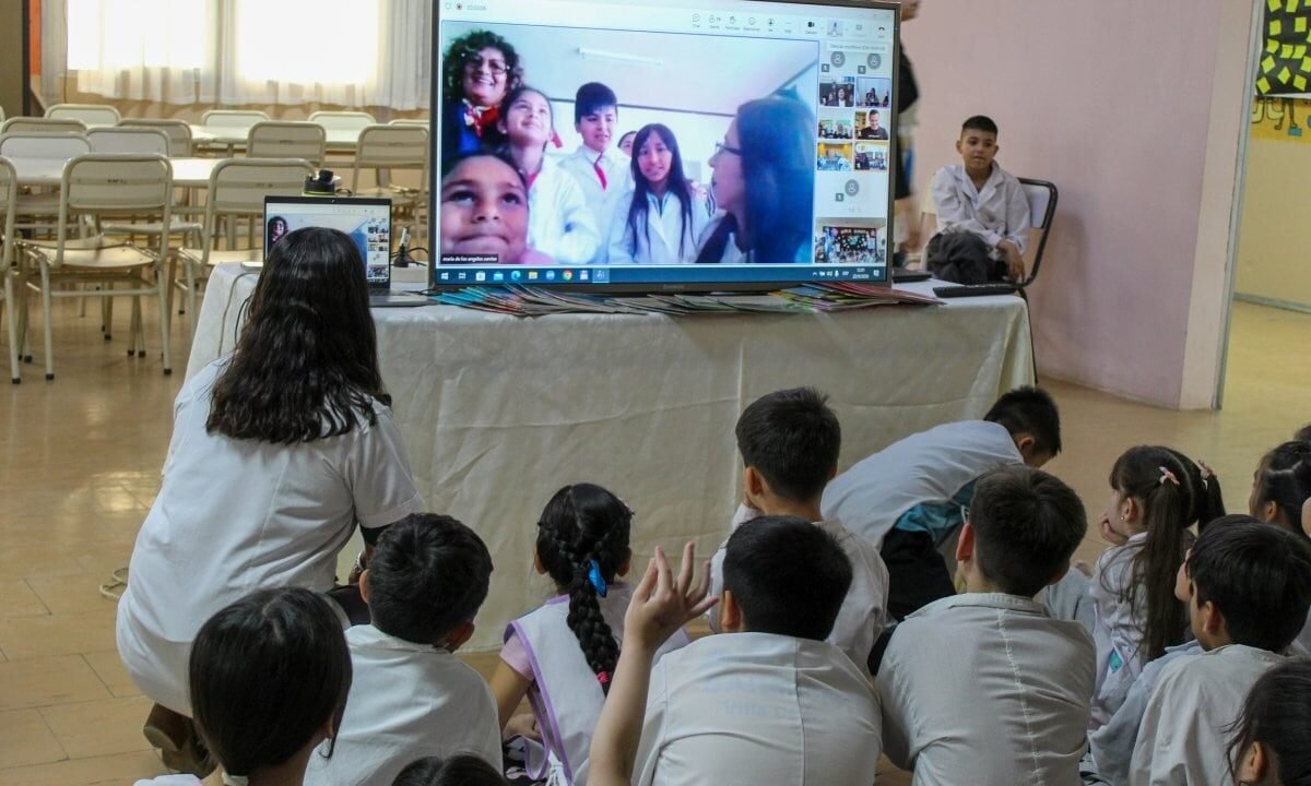De la desconexión a la videollamada: cómo cambia la vida de escuelas rurales con internet satelital