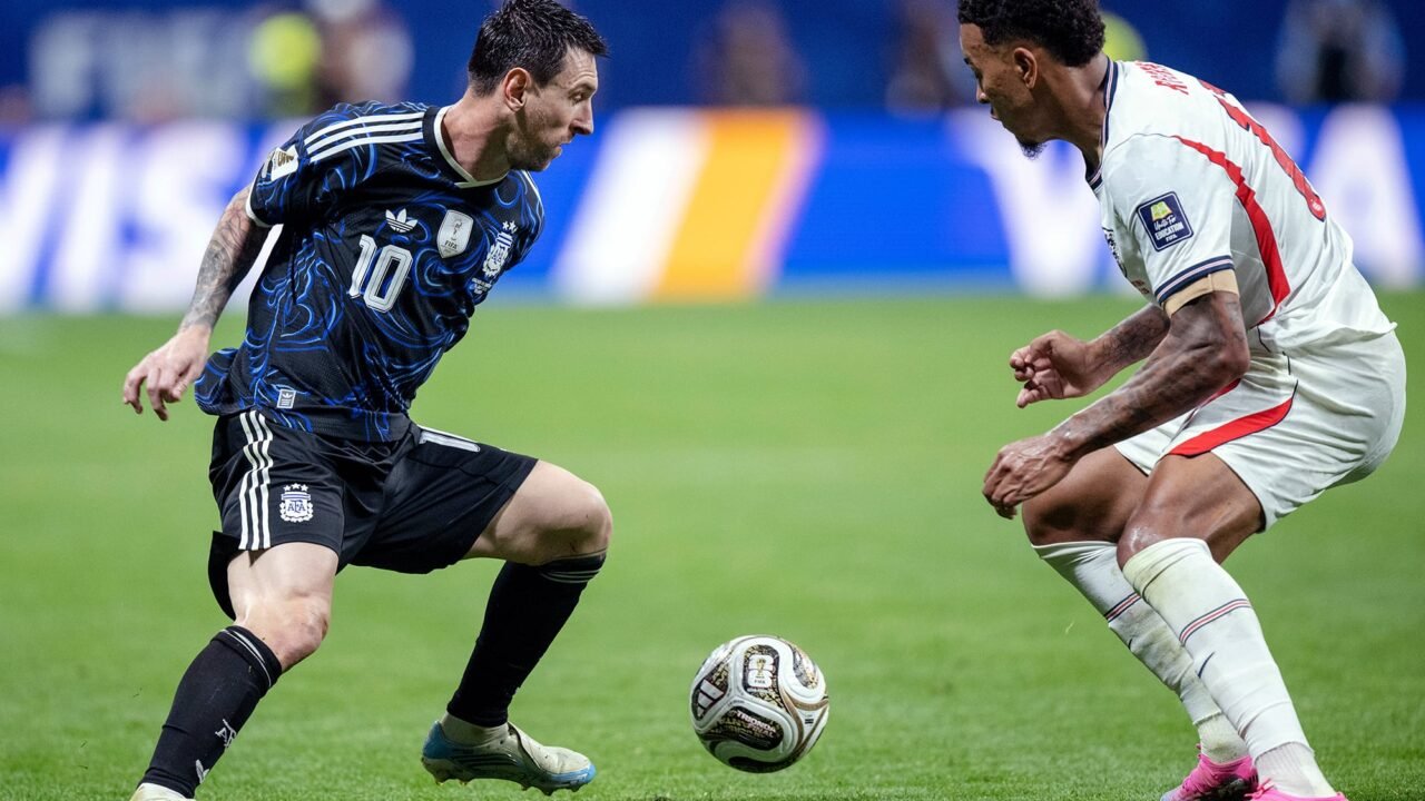 Fanático de Cristiano Ronaldo, enfrentó a Lionel Messi con Inglaterra en el Mundial y quedó impactado: “No podía creerlo”