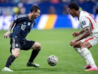 Fanático de Cristiano Ronaldo, enfrentó a Lionel Messi con Inglaterra en el Mundial y quedó impactado: “No podía creerlo”