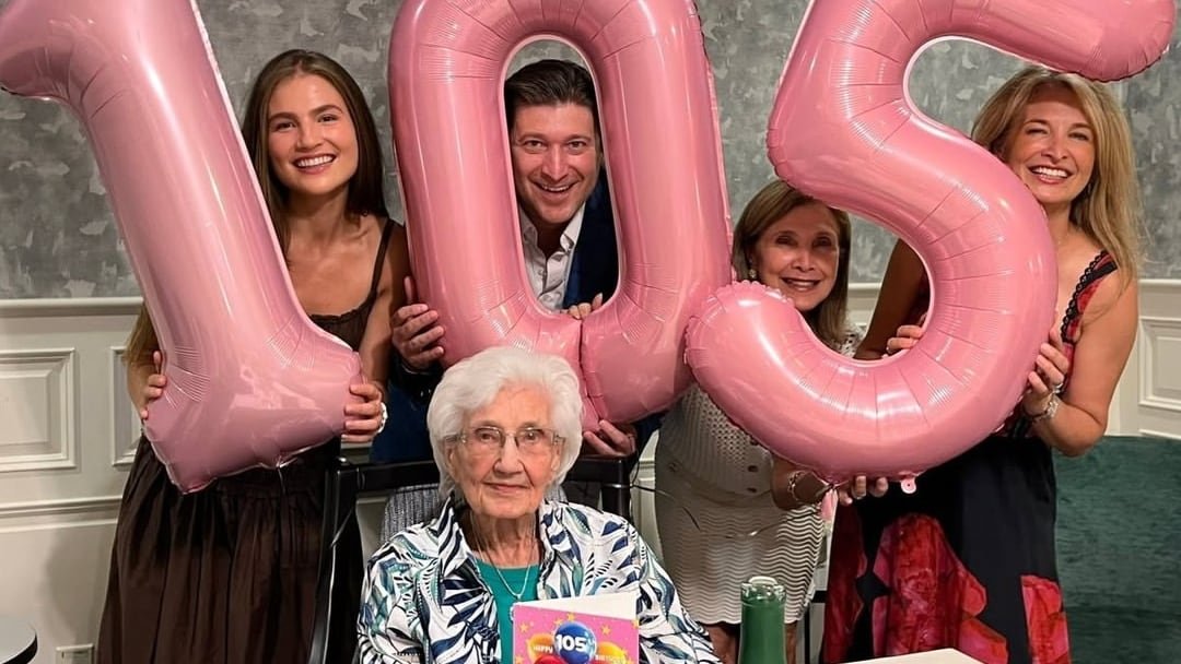 "Me alejo de las historias tristes": tiene 105 años, hace sentadillas sin ayuda y sorprende a los médicos con su secreto para la longevidad