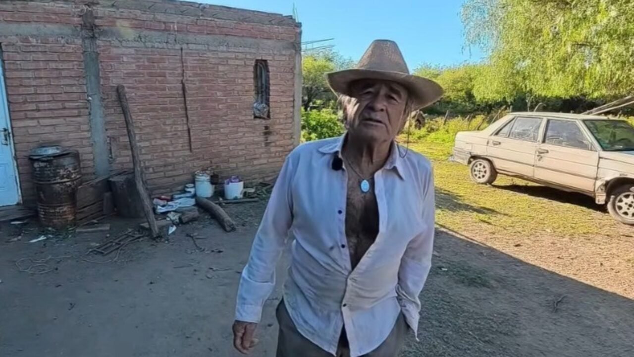 Tiene 67 y vive en soledad en el corazón del monte cordobés: “Hay que aprovechar la tierra para producir alimentos sanos para uno”