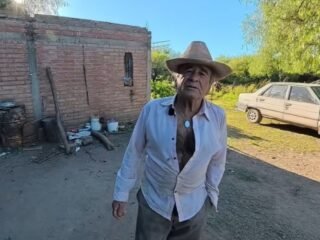 Tiene 67 y vive en soledad en el corazón del monte cordobés: “Hay que aprovechar la tierra para producir alimentos sanos para uno”