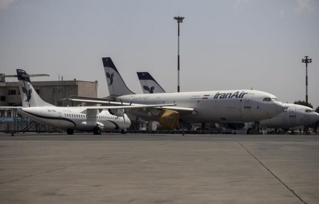 Irán registra las primeras cancelaciones de vuelos horas antes de la entrada en vigor de las sanciones estadounidenses