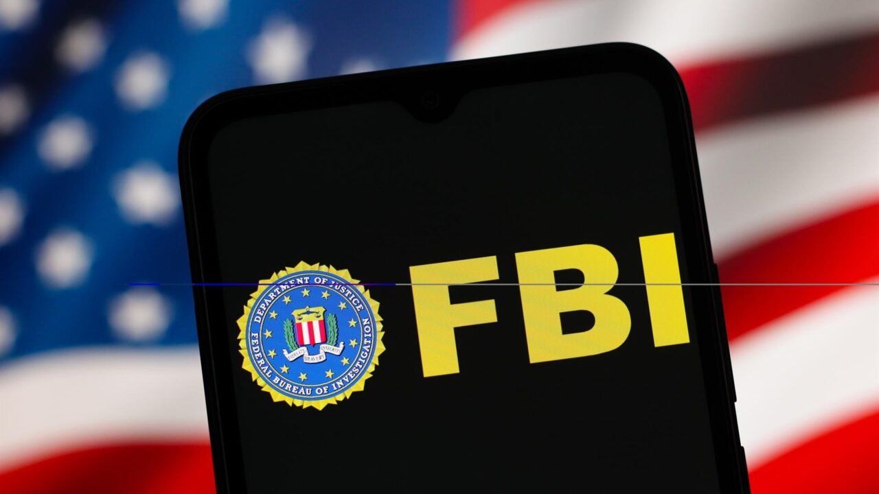 Ciberdelincuentes afirman tener datos de “todos” los agentes del FBI de EE.UU