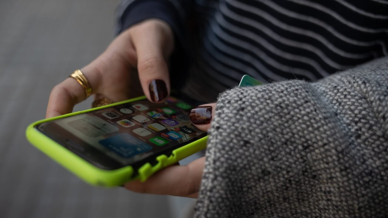 Cómo localizar un teléfono perdido: pasos para Android y iPhone