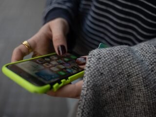 Cómo localizar un teléfono perdido: pasos para Android y iPhone