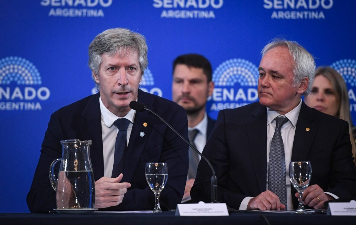 El oficialismo busca sesionar el jueves en el Senado para tratar la reforma del BCRA y Zonas Frías