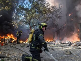 Ucrania golpea instalaciones militares y energéticas en varias regiones de Rusia