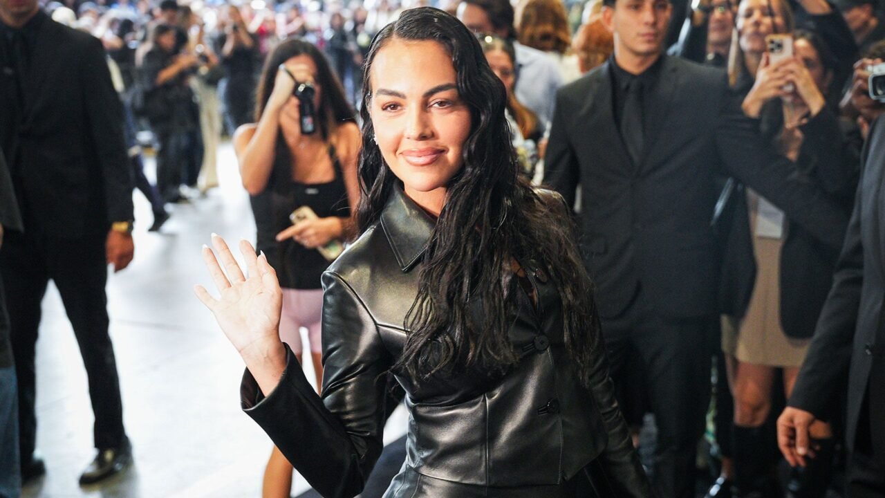 Georgina Rodríguez se adueñó de la primera fila de Gucci en Milán: cuero, charol y silueta entallada