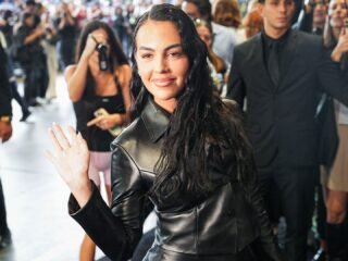 Georgina Rodríguez se adueñó de la primera fila de Gucci en Milán: cuero, charol y silueta entallada