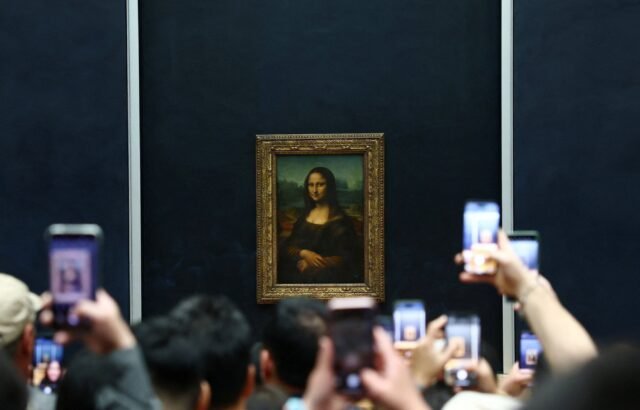 Detienen a dos turistas alemanes que colgaron sus propios cuadros en la sala de la Mona Lisa del Louvre