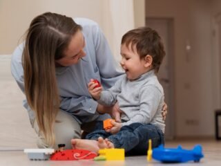 Paritaria con aumento: cuánto cobran las niñeras y cuidadores de adultos en septiembre de 2026