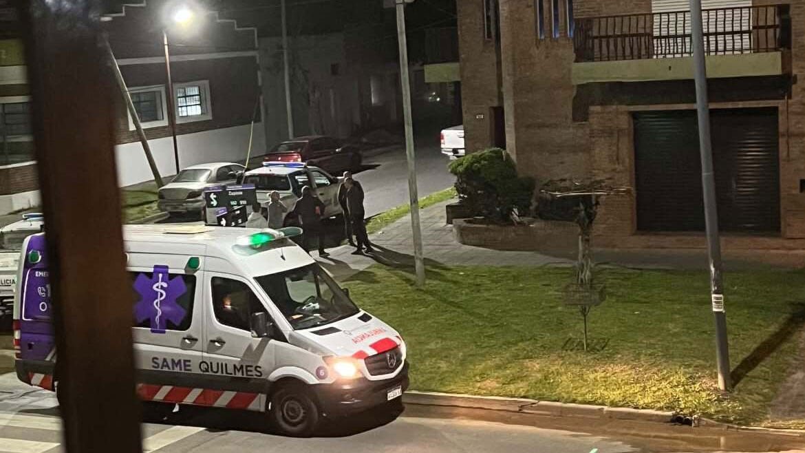 Un jubilado de 85 años murió tras una entradera en Bernal Oeste y buscan a cinco delincuentes