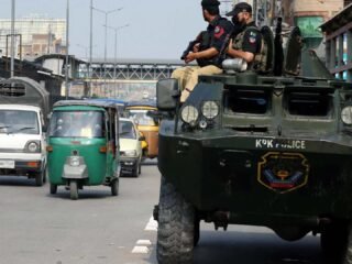Pakistán afirma haber matado a 13 talibanes en un choque fronterizo: Afganistán lo niega